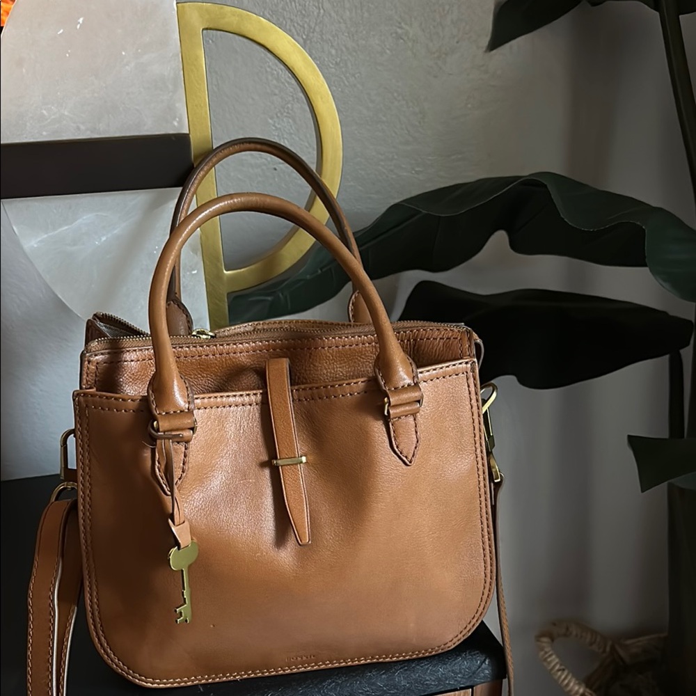 Elegant Tan Leather Fossil Handbag